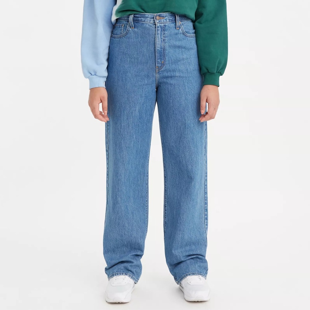 LEVI’s High Waisted Light Wash Blue Straight Jeans